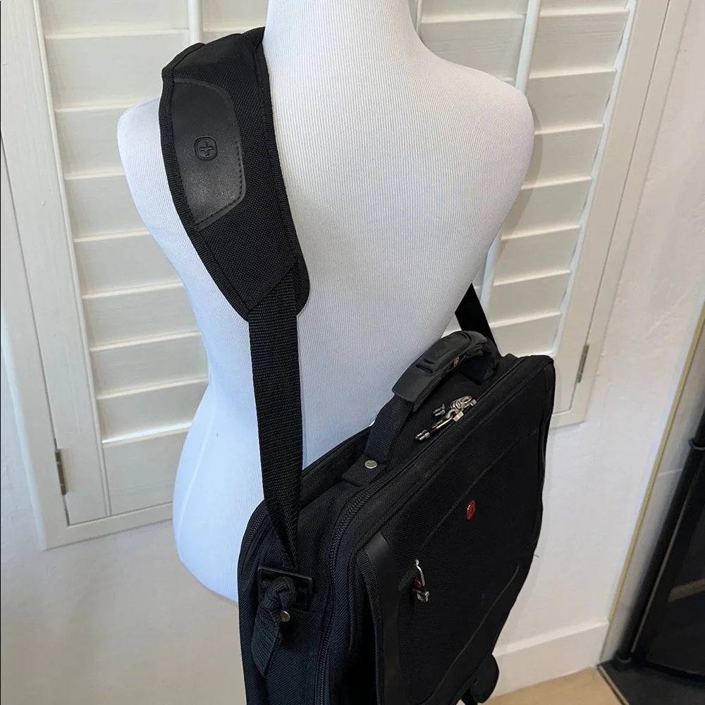 SWISS GEAR WENGER BUSINESS LAPTOP MESSENGER BAG NUMEROUS COMPARTMENTS 4 STORAGE